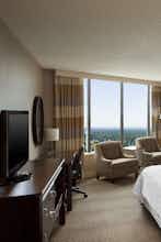 Hotel Sheraton Greensboro at Four Seasons photo 3