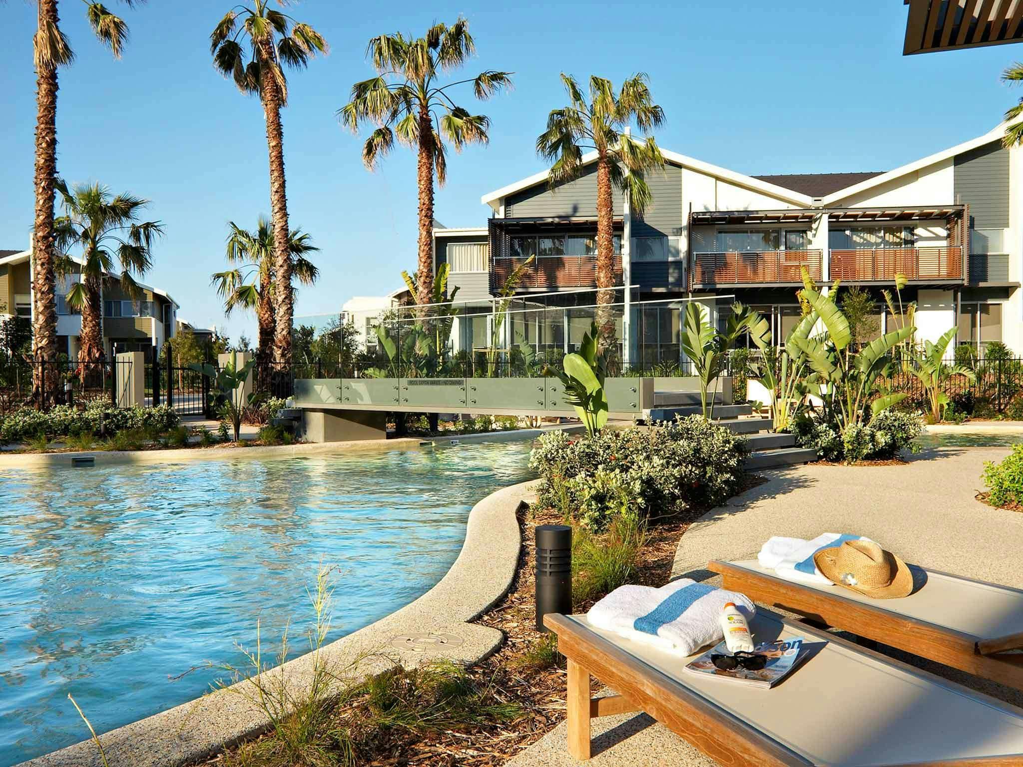 PULLMAN MAGENTA SHORES