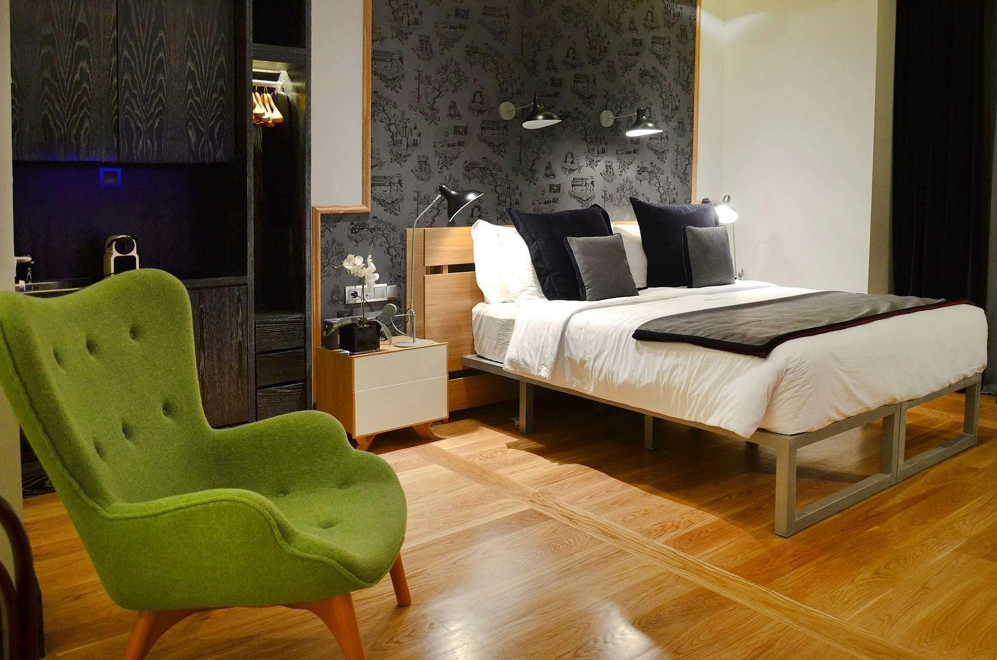 Brown's Central (Breakfast Included)