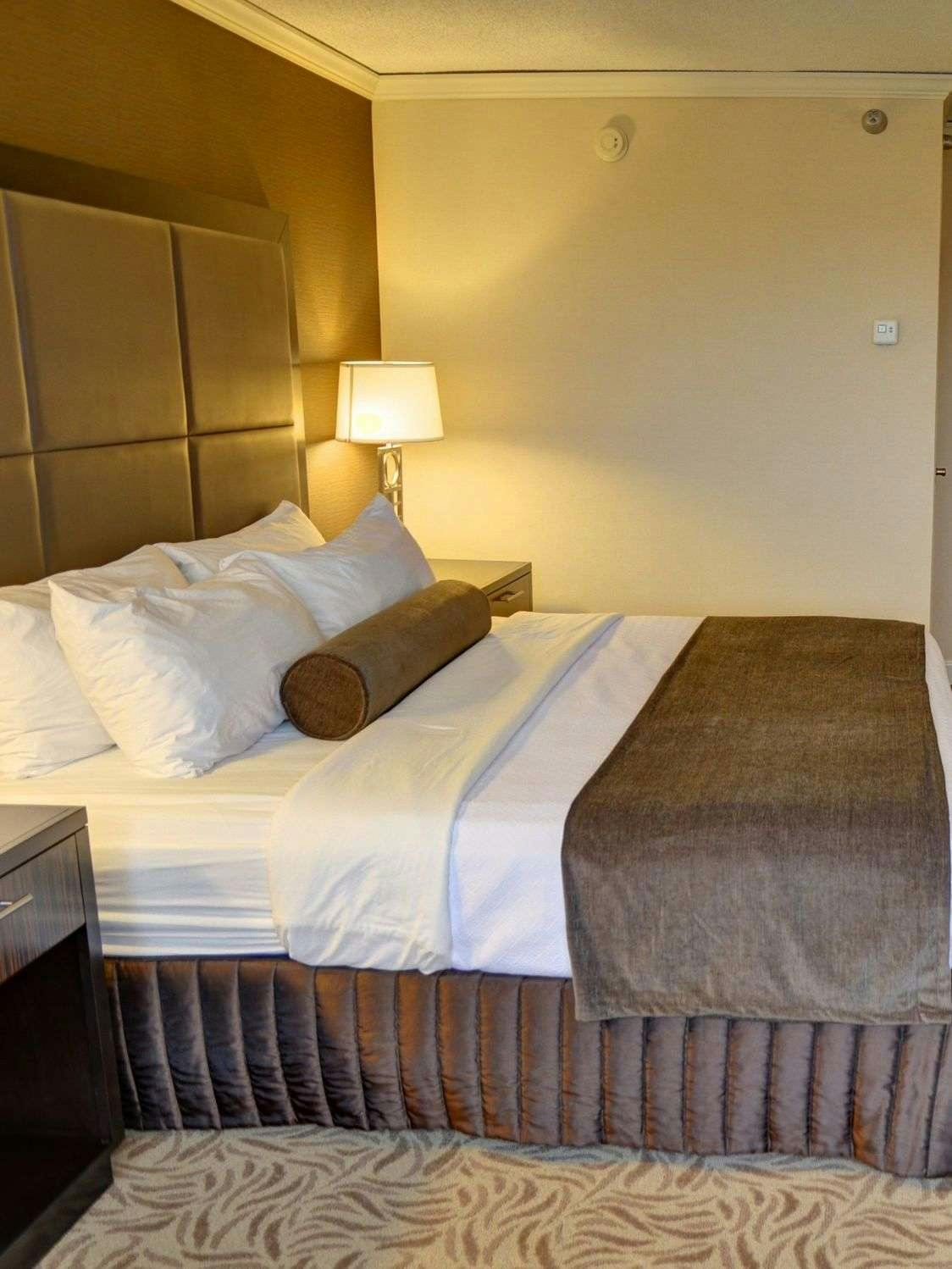 Hotel Crowne Plaza Knoxville Downtown University photo 1