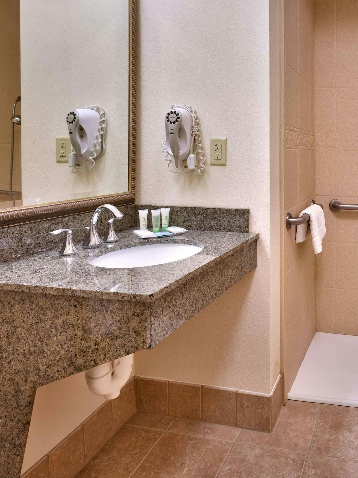 Hotel Staybridge Suites Omaha 80th And Dodge photo 2