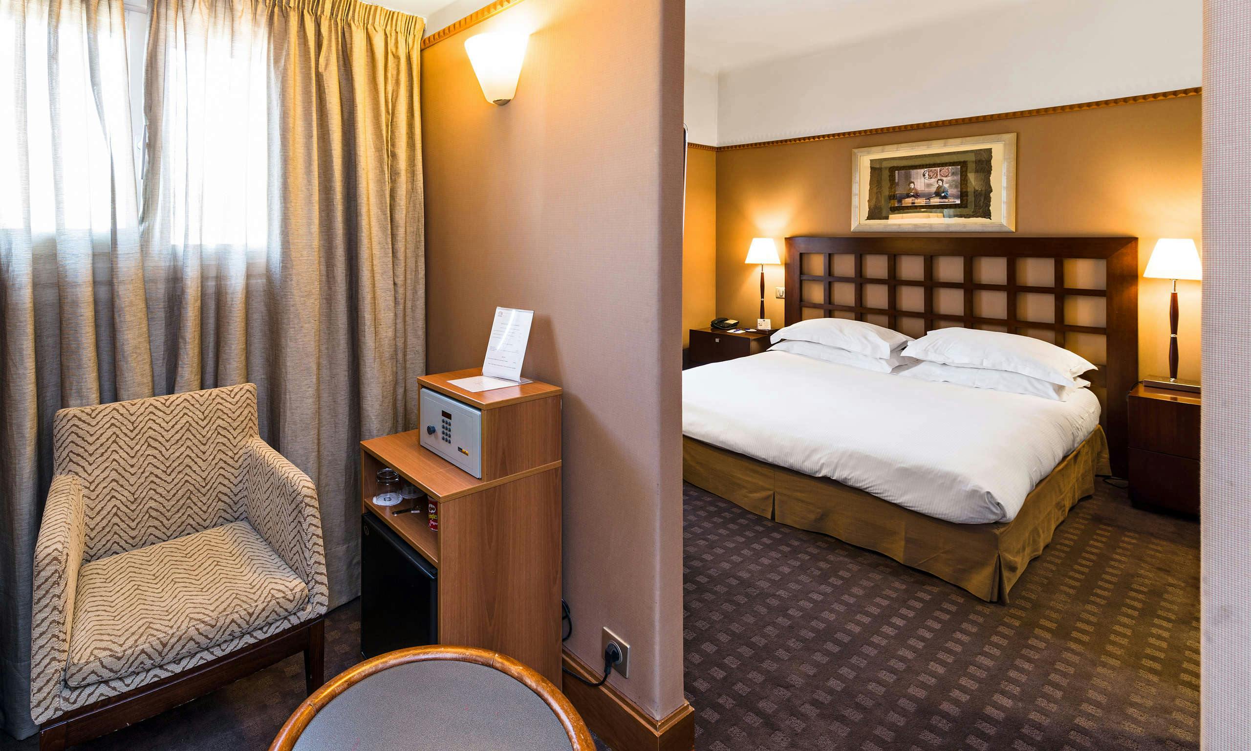 Hotel Best Western Plus Mercedes Arc de Triomphe photo 1