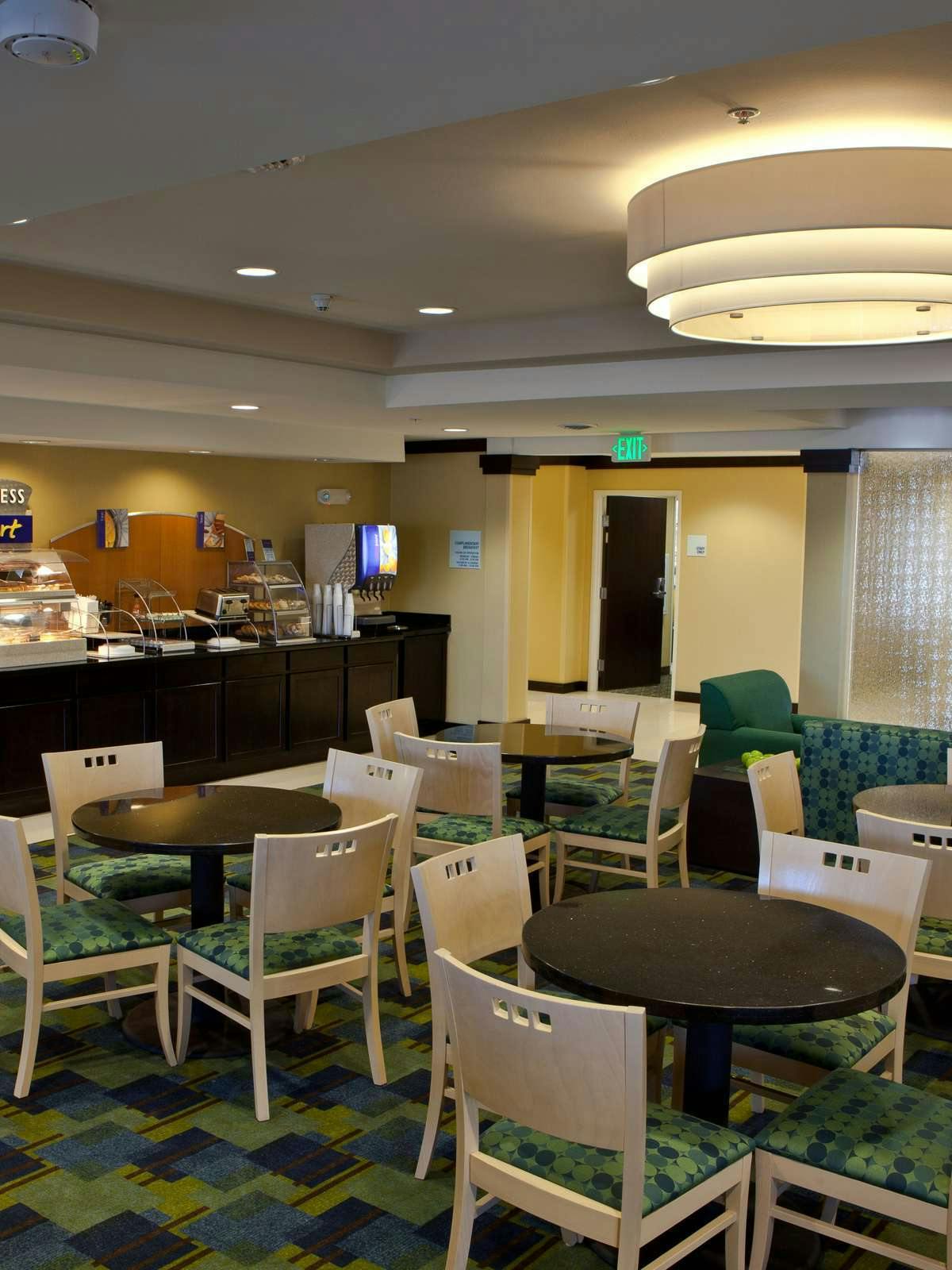 Hotel Holiday Inn Express Hotel & Suites Dimondale photo 4