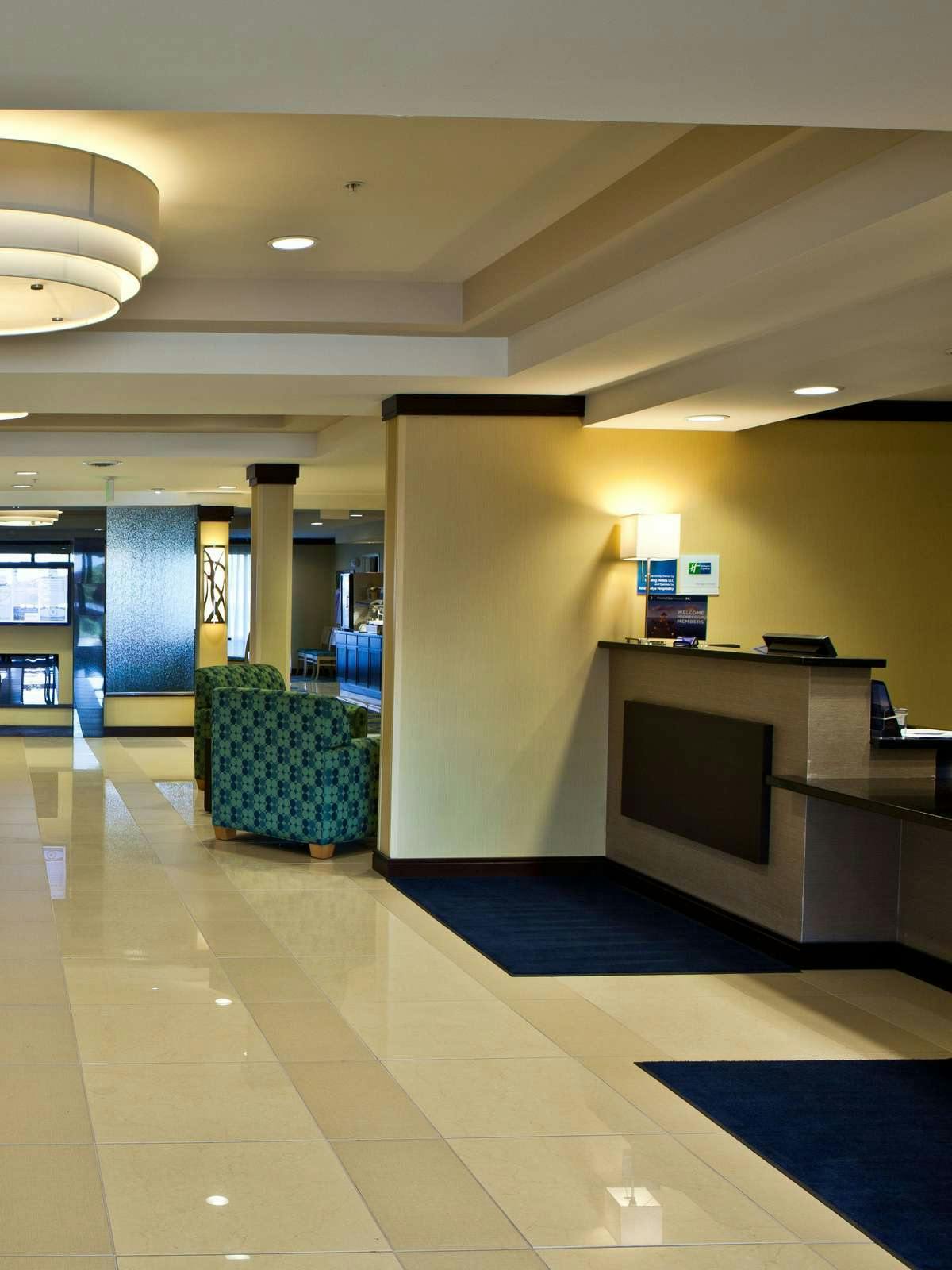 Hotel Holiday Inn Express Hotel & Suites Dimondale photo 3