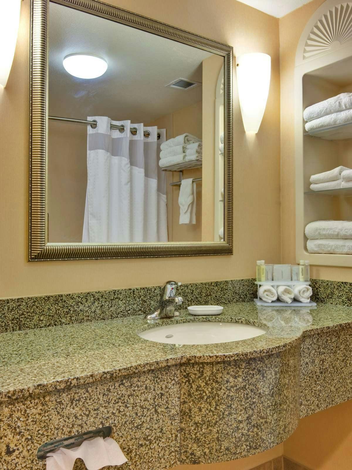 Hotel Holiday Inn Express Hotel & Suites Porterville photo 2