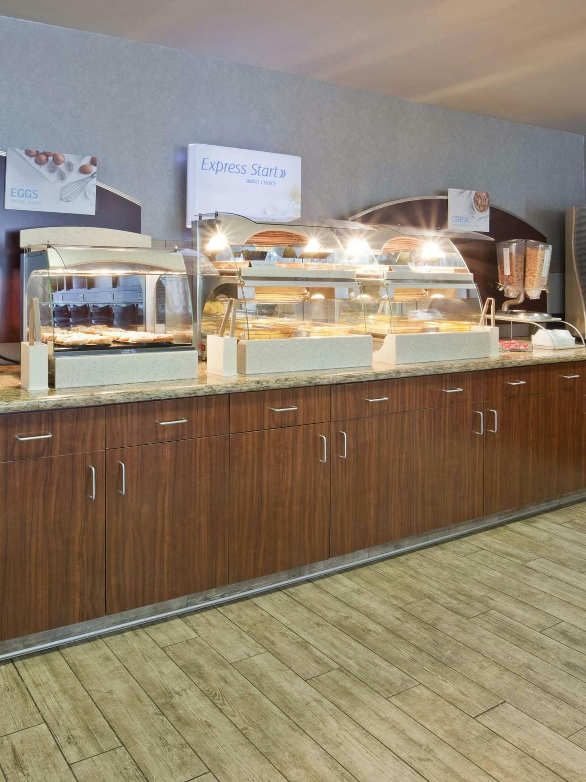 Hotel Holiday Inn Express Hotel & Suites Bloomington West photo 5