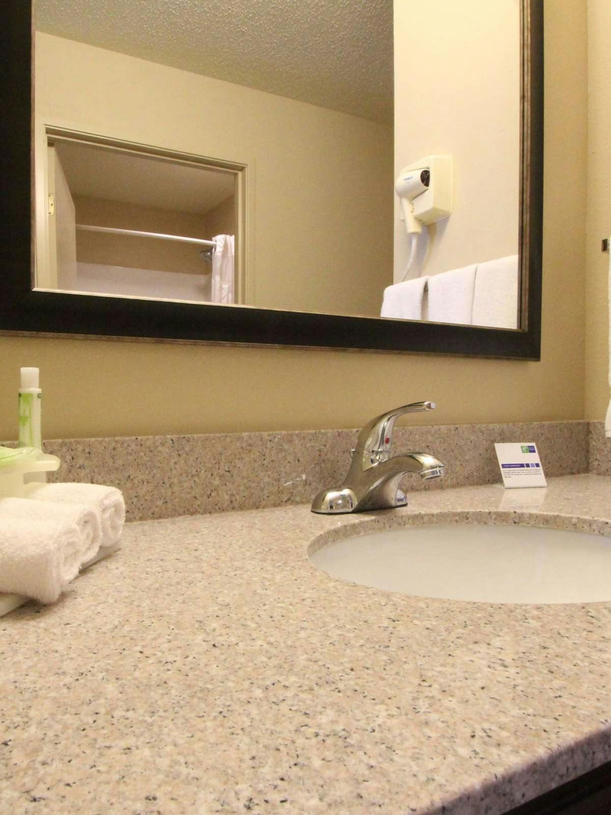 Hotel Holiday Inn Express Hotel & Suites Chicago Libertyville photo 2