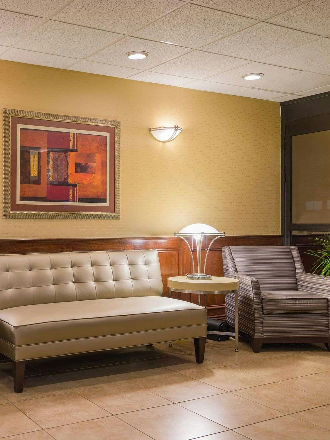 Hotel Holiday Inn Express Andrews AFB photo 5