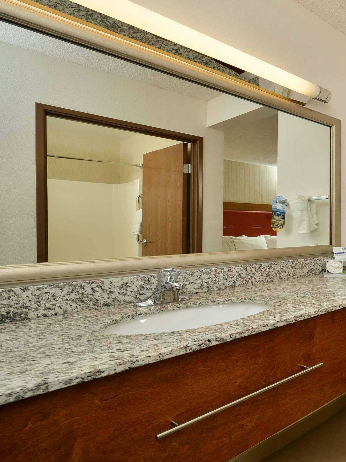 Hotel Holiday Inn Express Milford photo 2