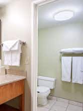 Hotel Holiday Inn Express Hotel & Suites Pittsburgh Airport photo 2