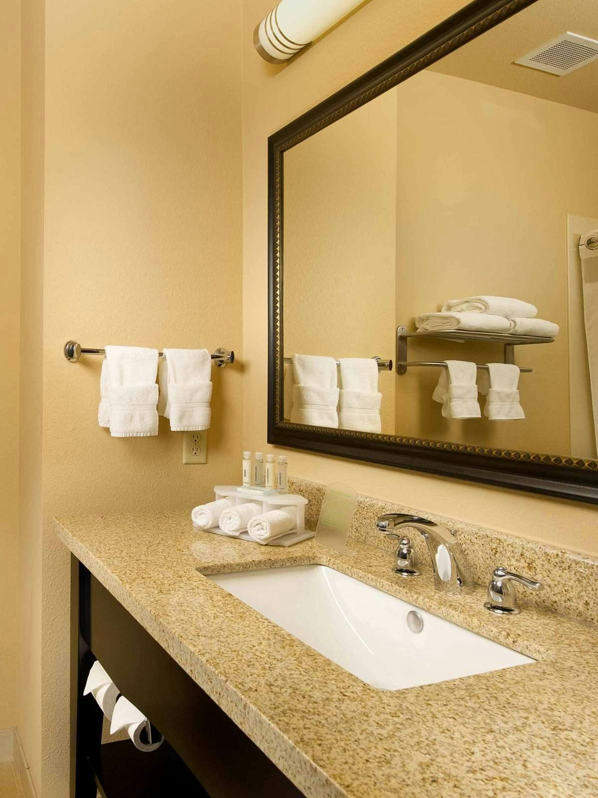 Hotel Holiday Inn Express Hotel & Suites Denton photo 2