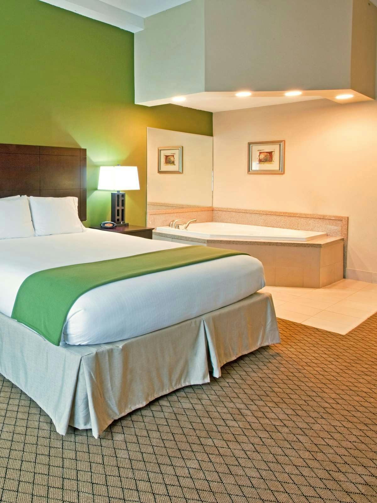 Hotel Holiday Inn Express Hotel & Suites Columbus photo 2