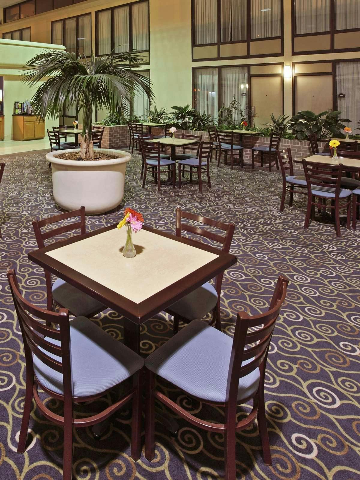 Hotel Holiday Inn Express Little Rock Airport photo 3
