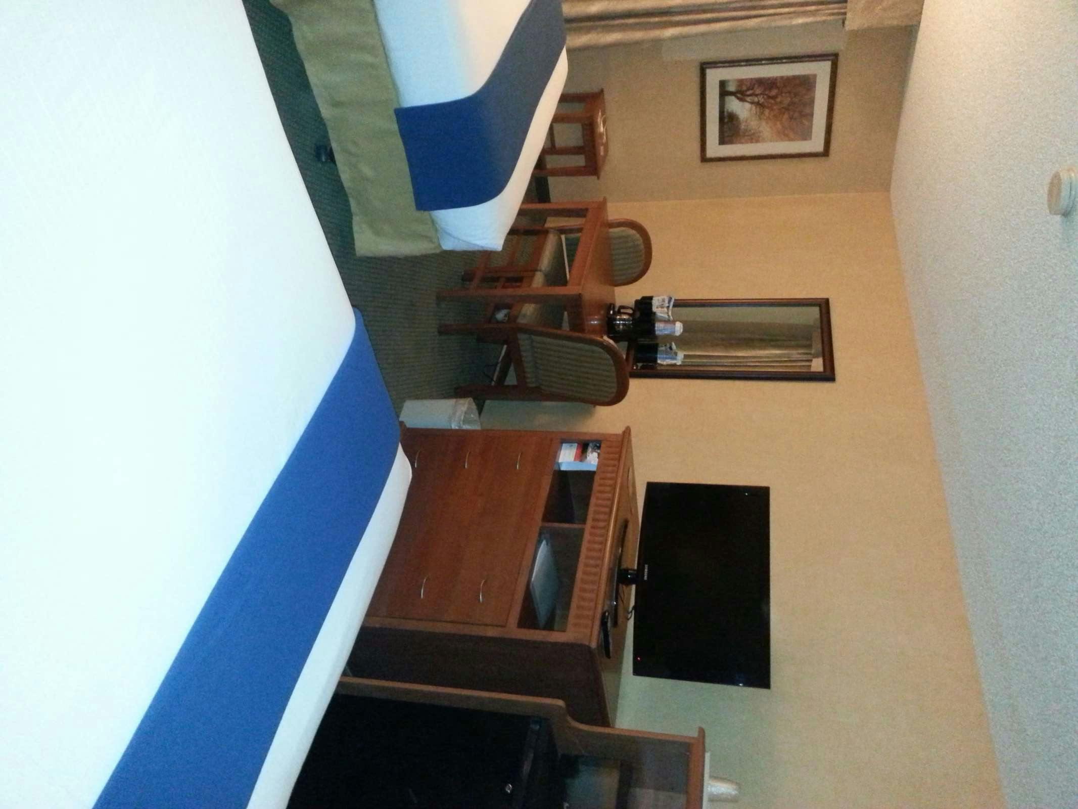Hotel Holiday Inn Express Colton photo 2