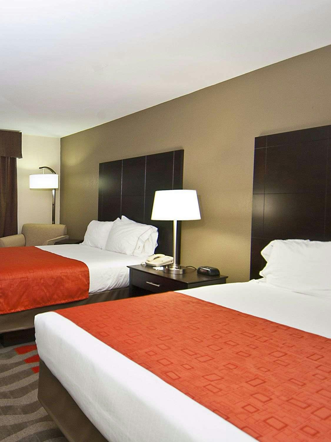 Hotel Holiday Inn Express Hotel & Suites Tupelo photo 1