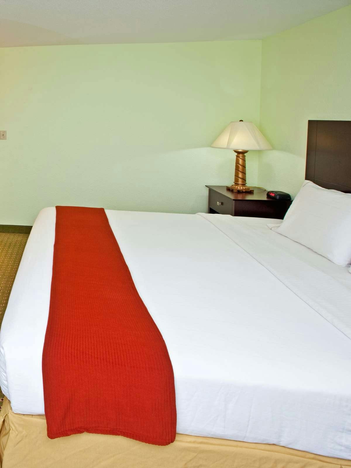 Hotel Holiday Inn Express Hotel & Suites Scottsburg photo 1