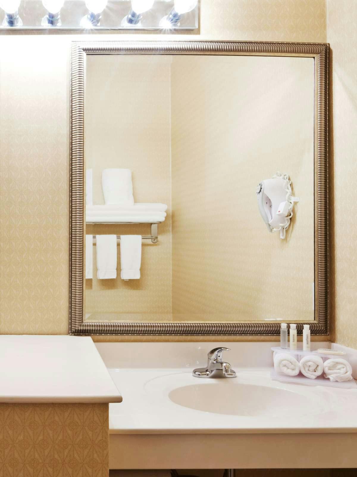 Hotel Holiday Inn Express Durham (UNH) photo 2