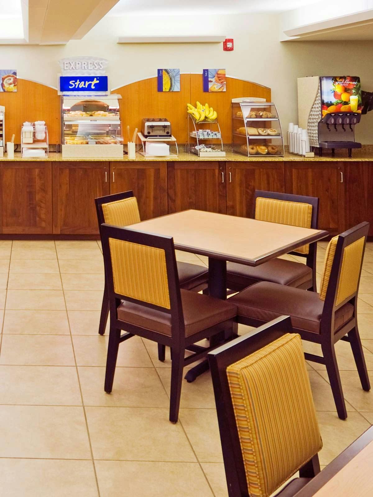 Hotel Holiday Inn Express Cape Coral photo 4