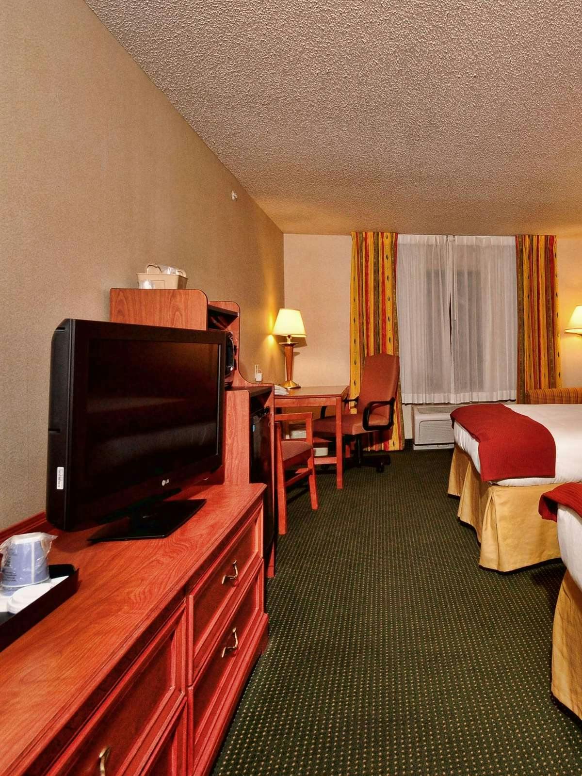 Hotel Holiday Inn Express Village West photo 3