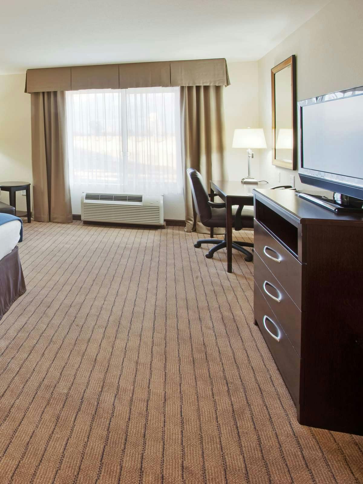 Hotel Holiday Inn Express Hotel & Suites Merced photo 2