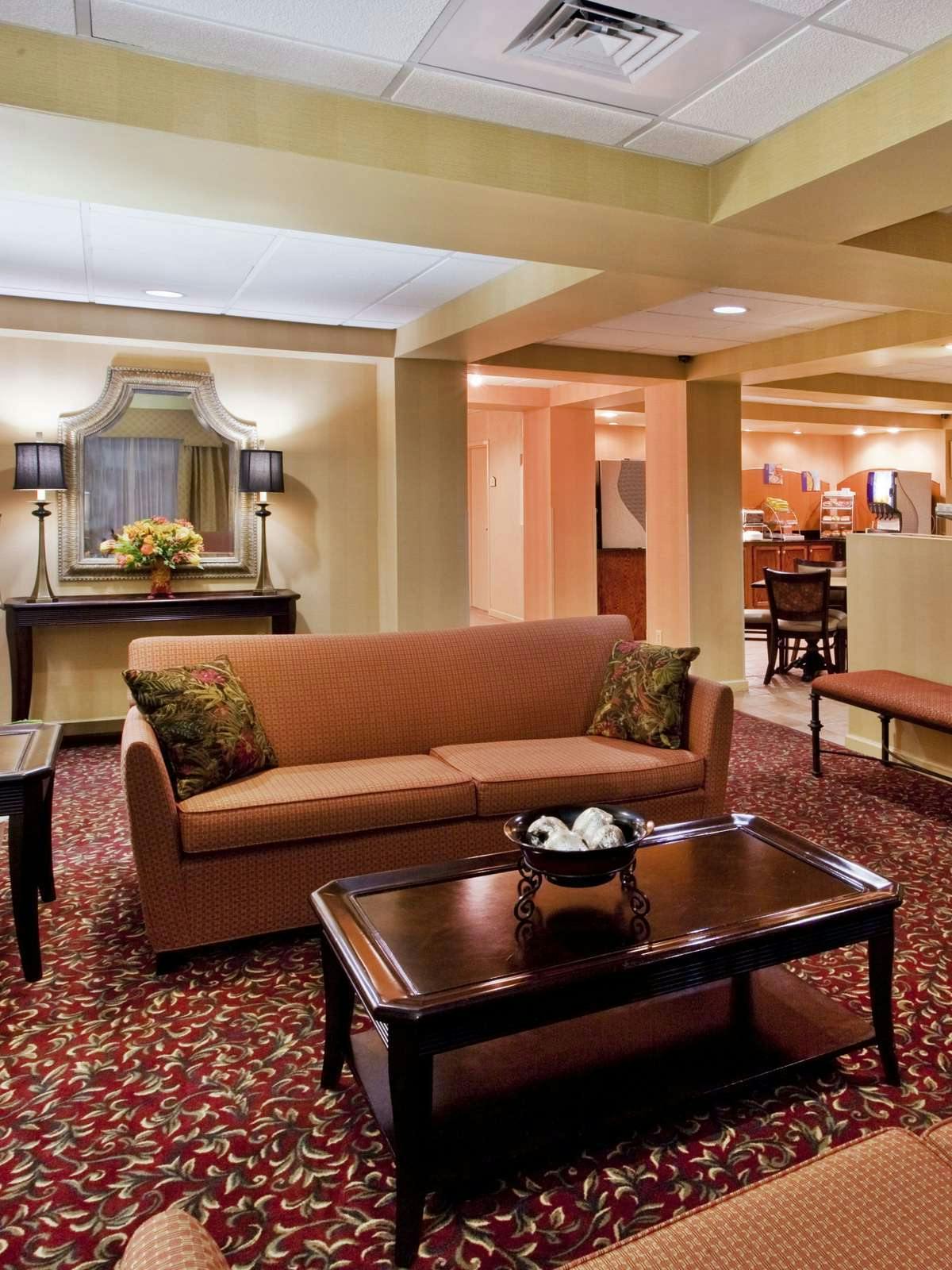 Hotel Holiday Inn Express Hotel & Suites Calhoun photo 3