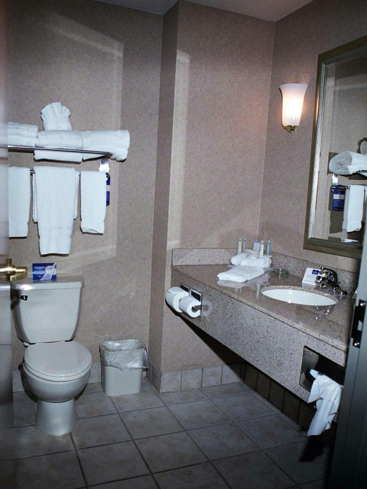 Hotel Holiday Inn Express Hotel & Suites Montpelier photo 2