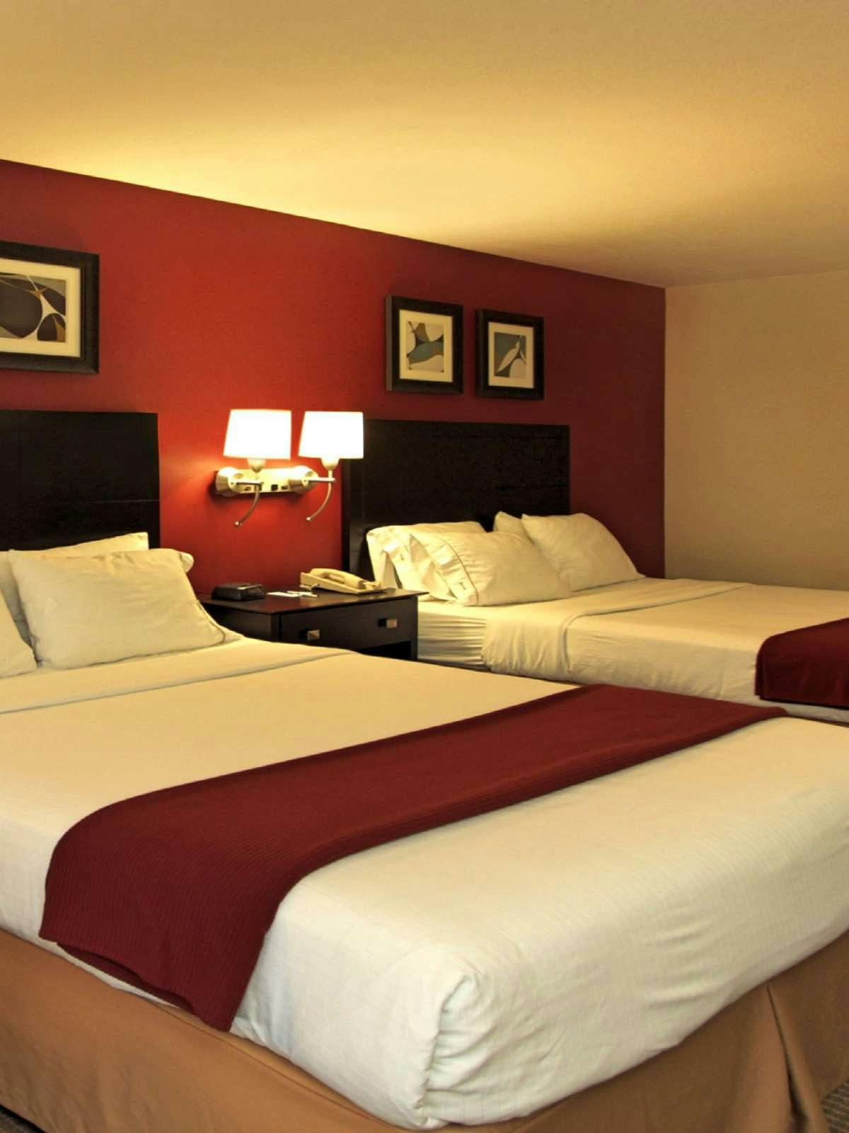 Hotel Holiday Inn Express Hotel & Suites Defiance photo 1