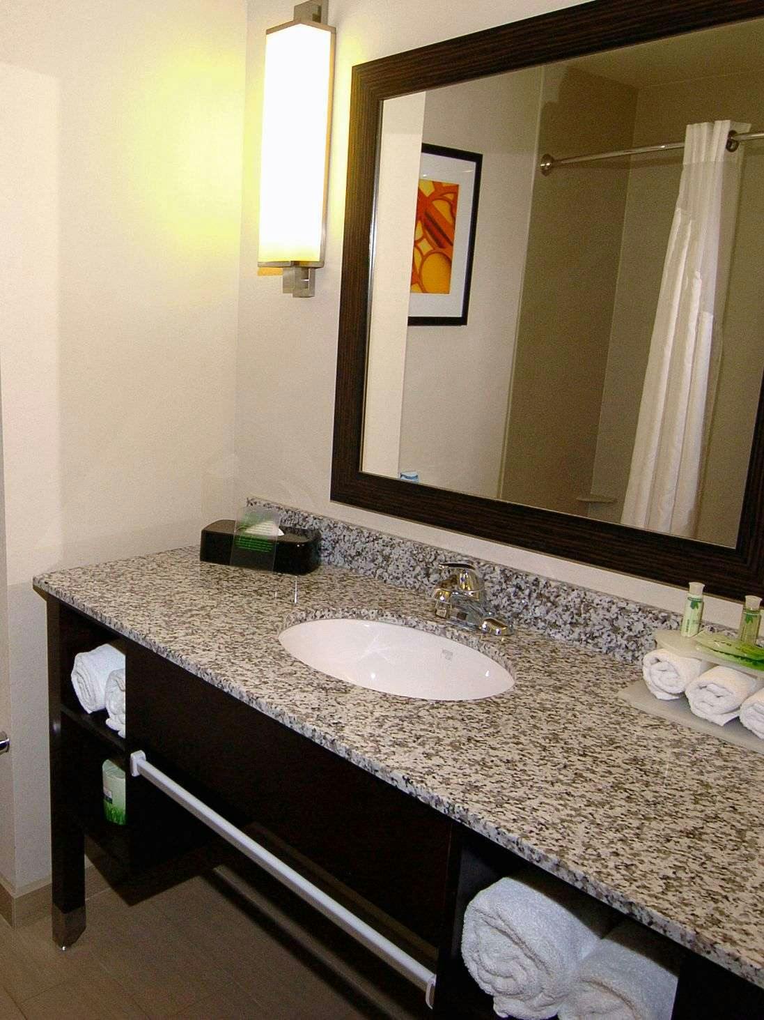 Hotel Holiday Inn Express Hotel & Suites Maize photo 2