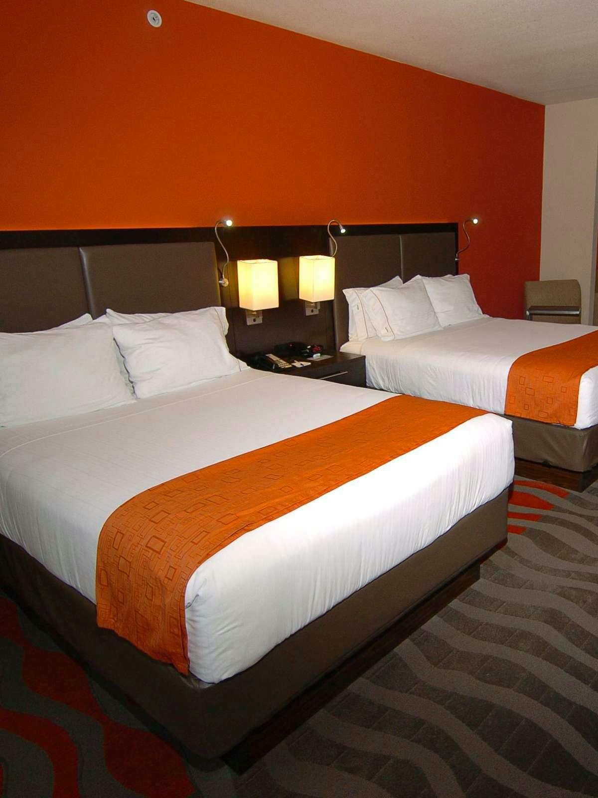 Hotel Holiday Inn Express Hotel & Suites Maize photo 1