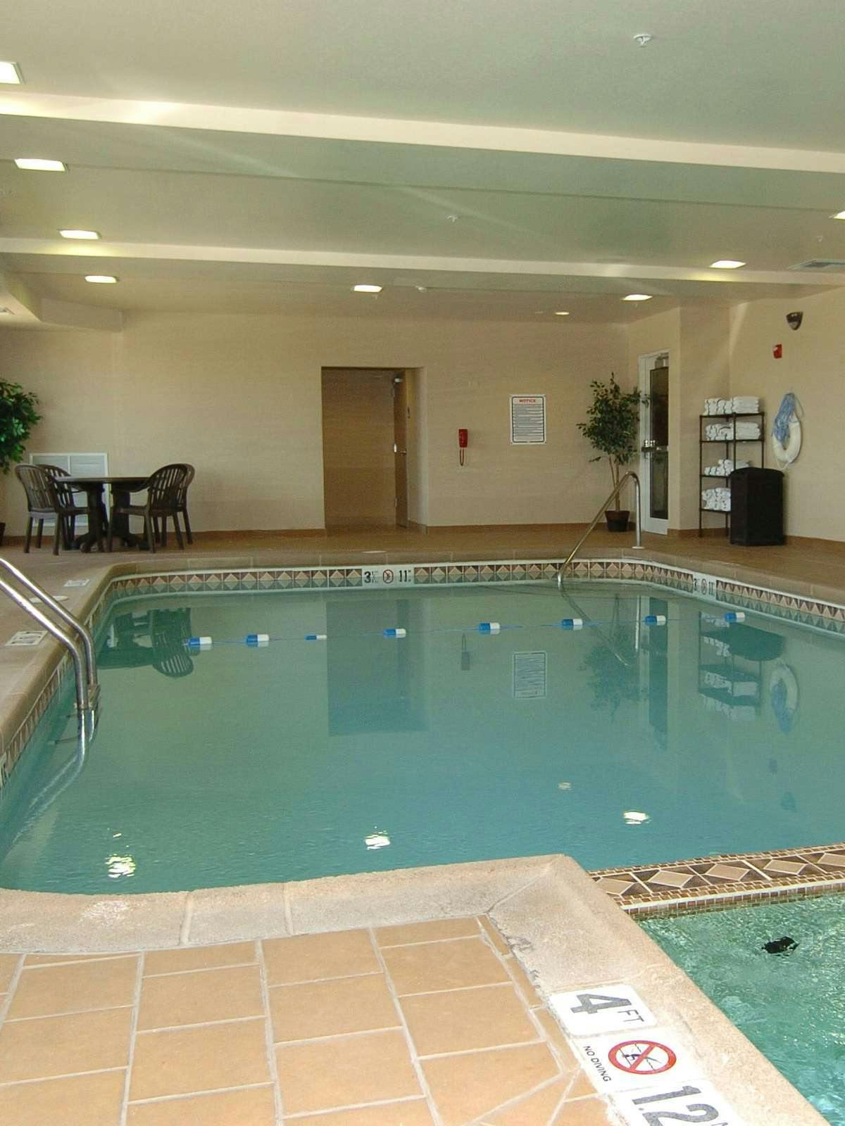 Hotel Holiday Inn Express Hotel & Suites Maize photo 5