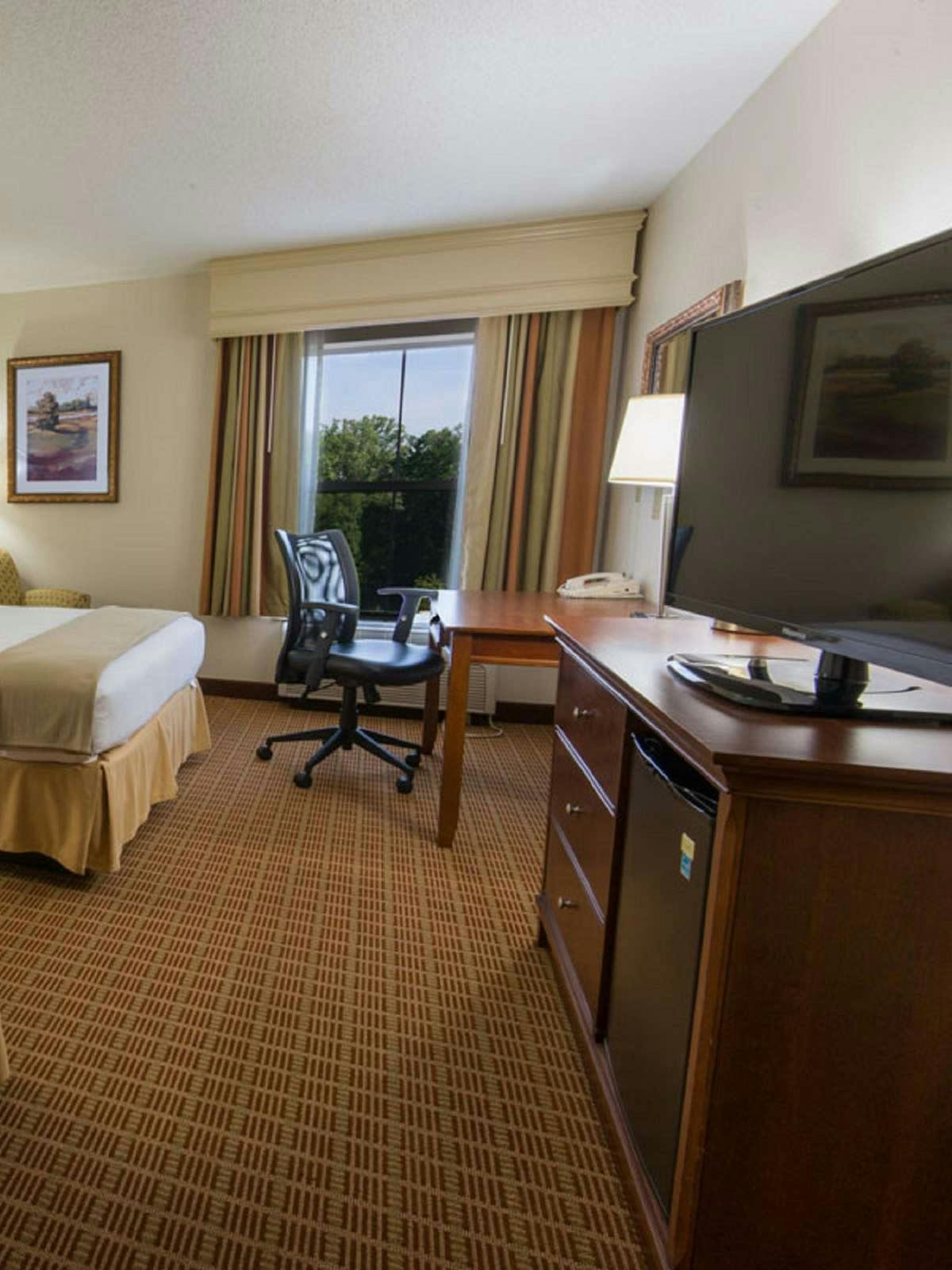 Hotel Holiday Inn Express Hotel & Suites Biltmore photo 2