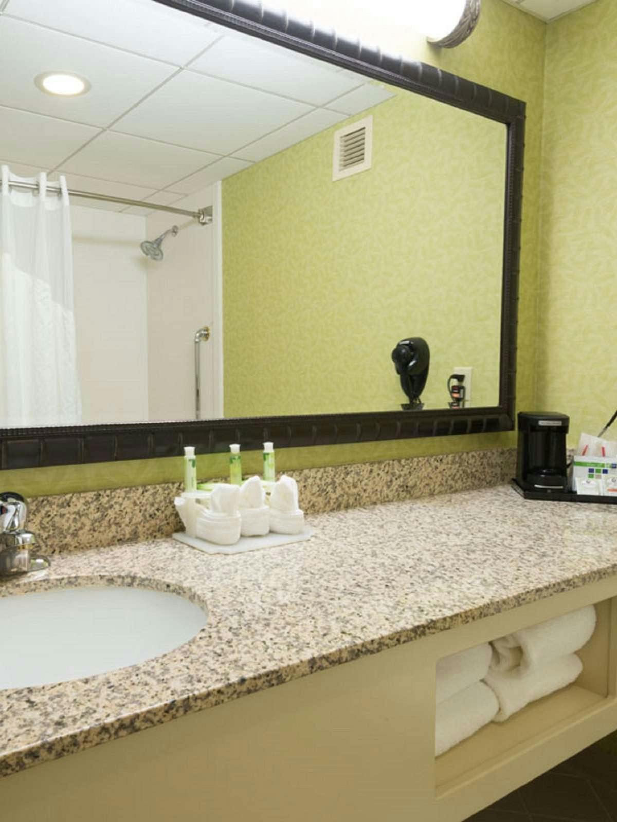 Hotel Holiday Inn Express Hotel & Suites Biltmore photo 3