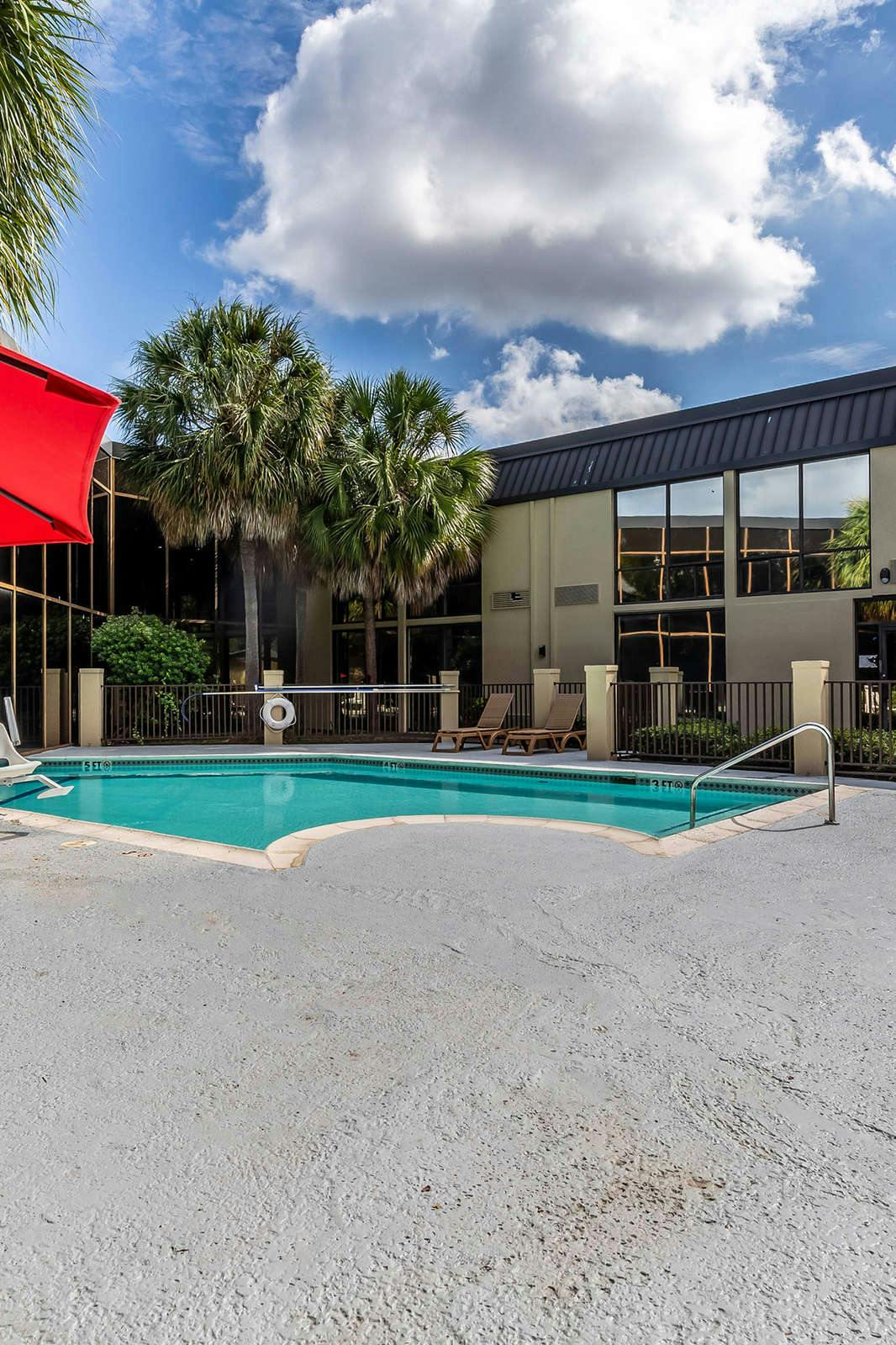 Hotel Red Roof Inn & Suites Houston IAH Airport SW photo 5