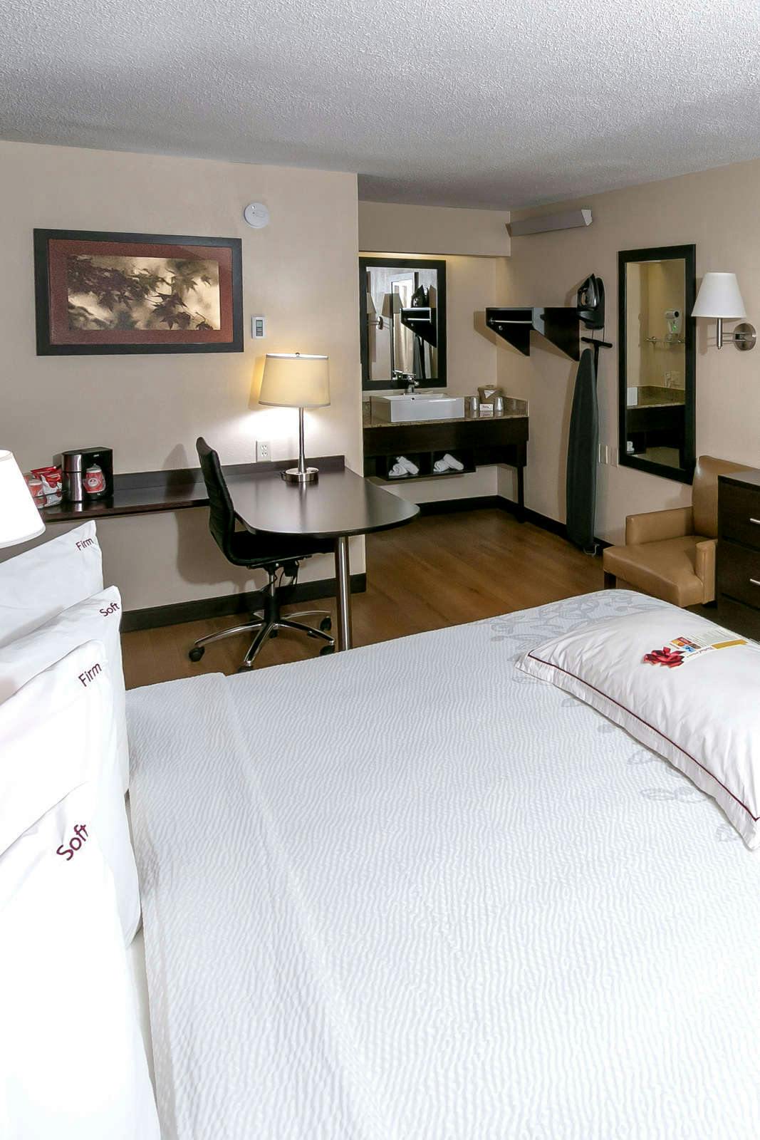 Hotel Red Roof PLUS+ Boston - Framingham photo 4