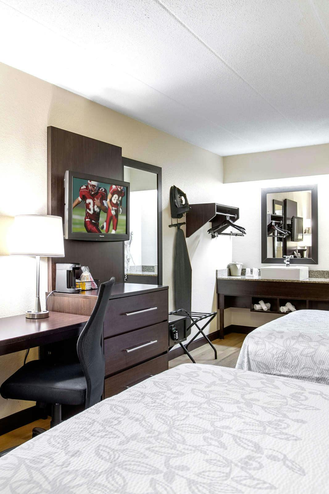 Hotel Red Roof PLUS+ Boston - Framingham photo 5