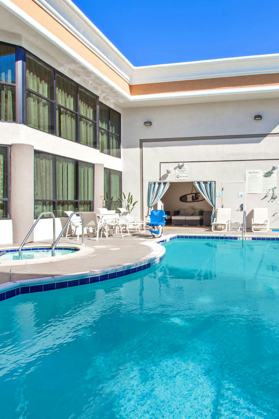 Hotel Holiday Inn Express Newport Beach photo 1