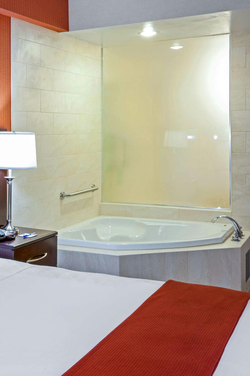 Hotel Holiday Inn Express Maspeth photo 3