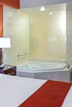 Hotel Holiday Inn Express Maspeth photo 3