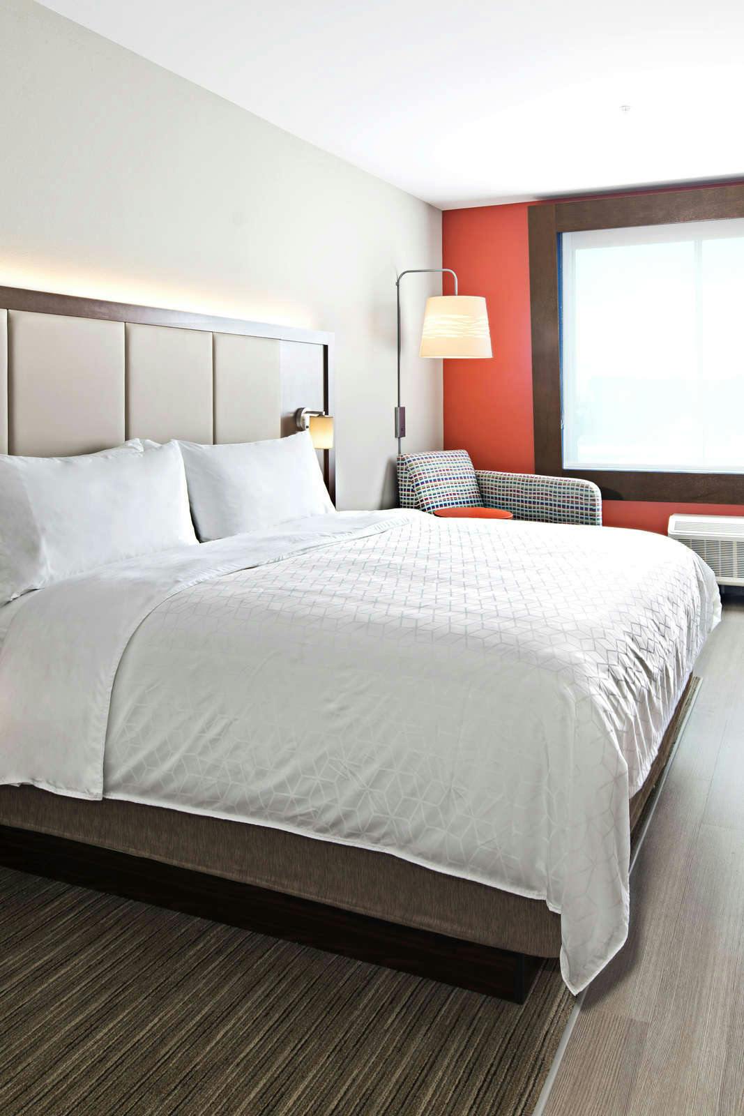 Hotel Holiday Inn Express & Suites Lubbock Central - Univ Area photo 2