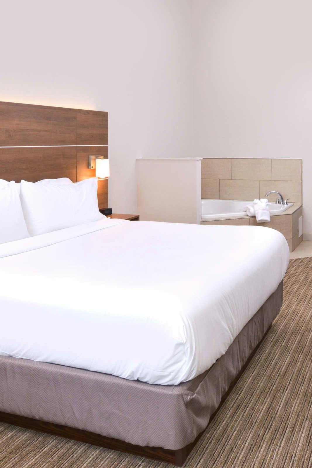 Hotel Holiday Inn Express & Suites Omaha - 120th And Maple photo 2