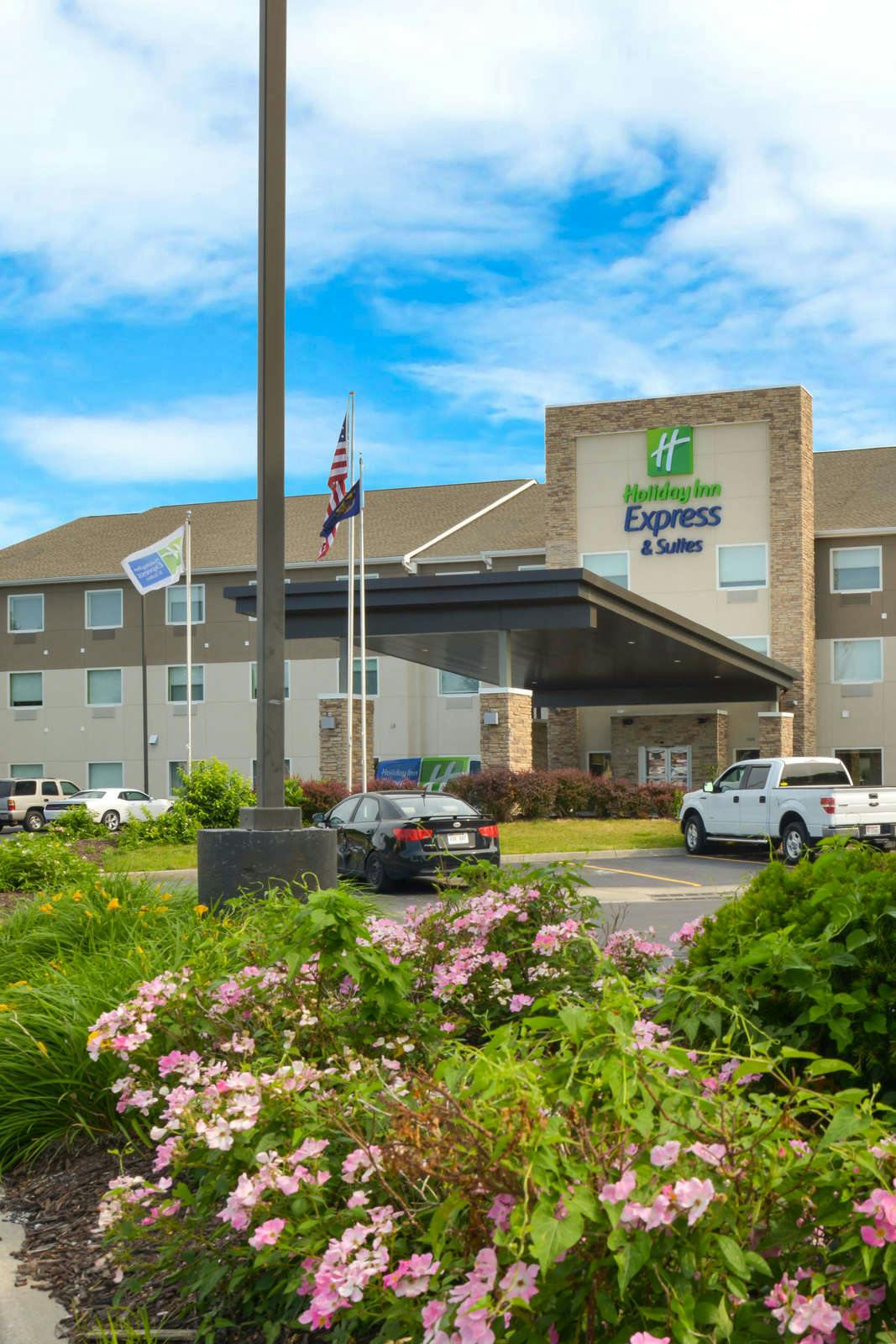 Hotel Holiday Inn Express & Suites Omaha - 120th And Maple photo 1