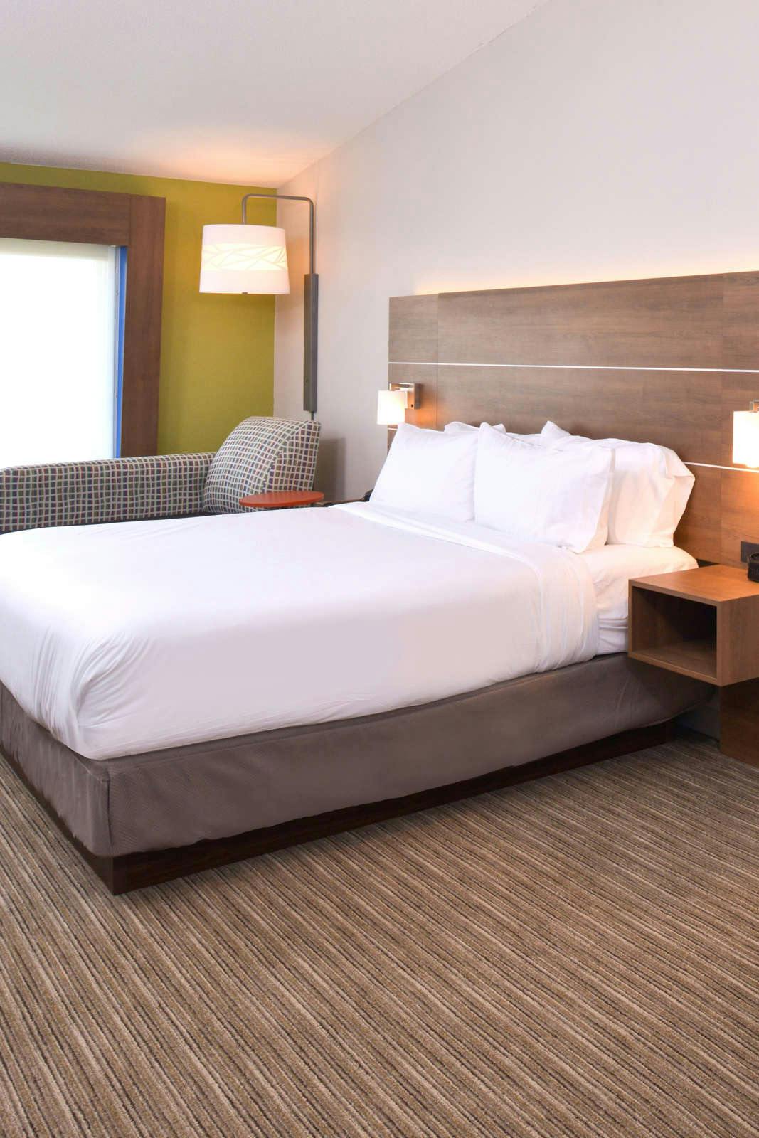 Hotel Holiday Inn Express & Suites Omaha - 120th And Maple photo 5