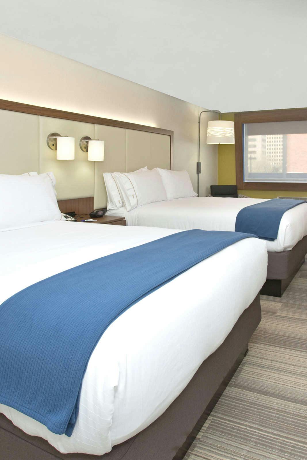 Hotel Holiday Inn Express & Suites Farmers Branch photo 2