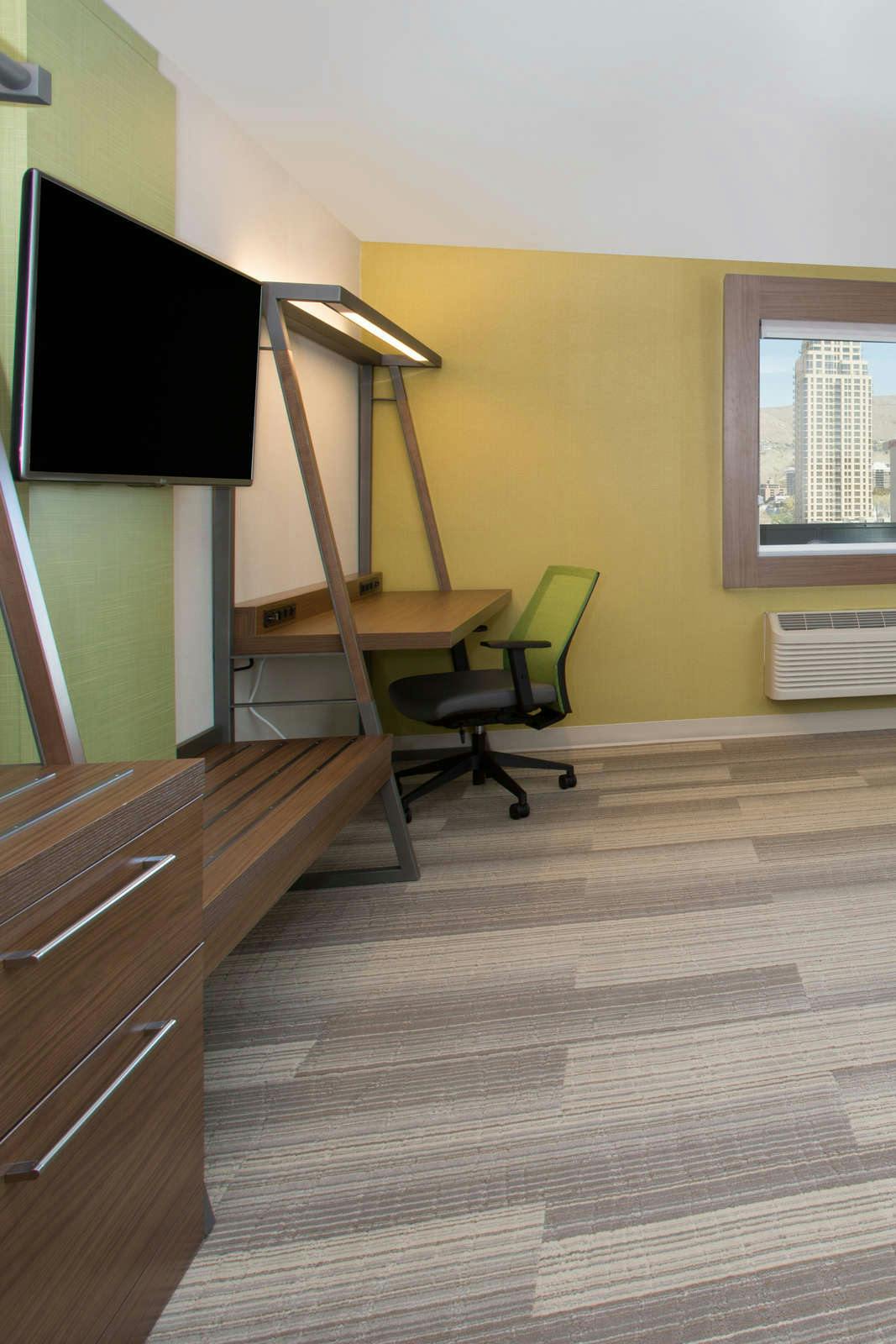 Hotel Holiday Inn Express & Suites Farmers Branch photo 3