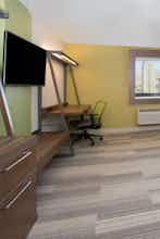 Hotel Holiday Inn Express & Suites Farmers Branch photo 3