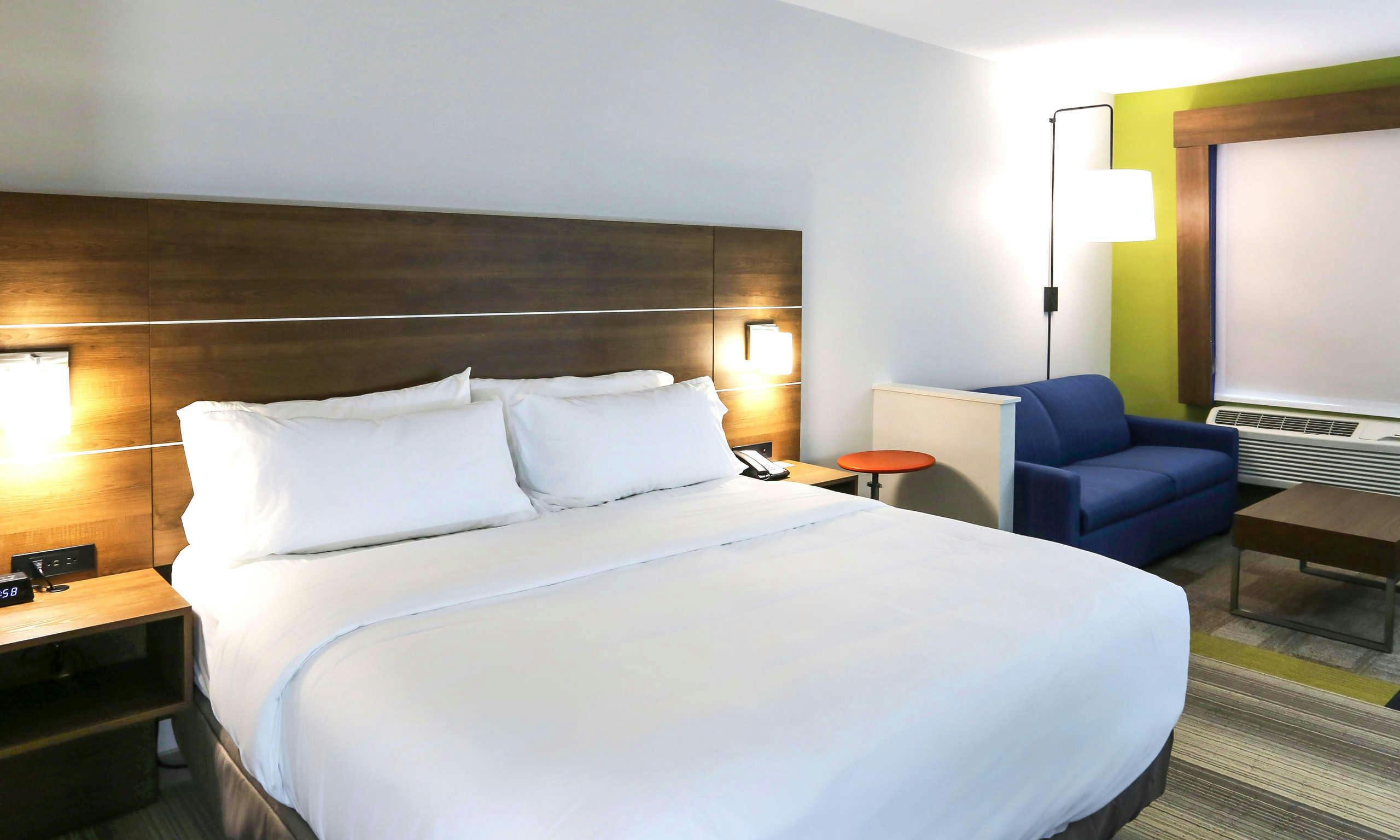 Holiday Inn Express & Suites Houston IAH - Beltway 8, an IHG Hotel