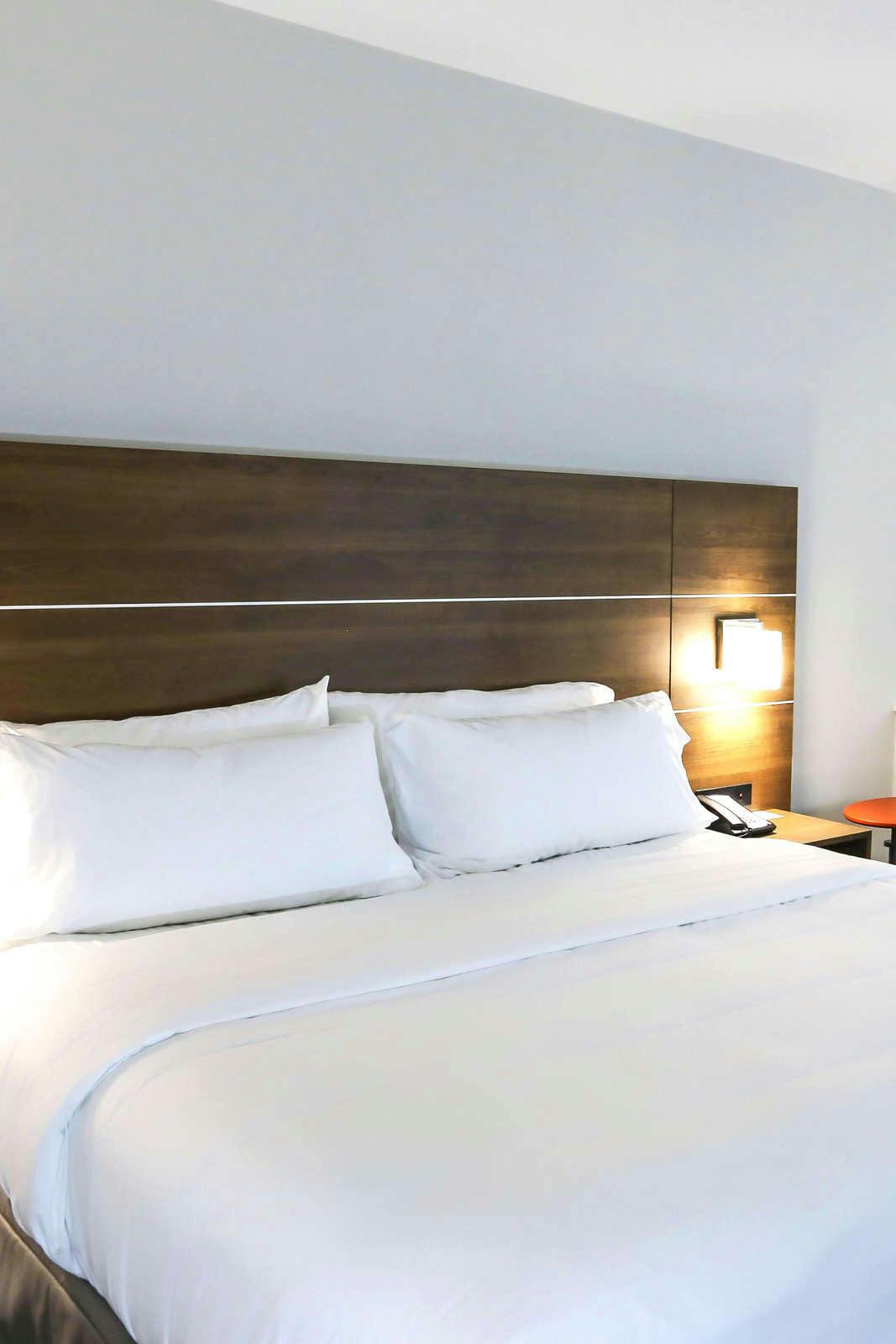 Hotel Holiday Inn Express & Suites Houston IAH - Beltway 8, an IHG Hotel photo 1