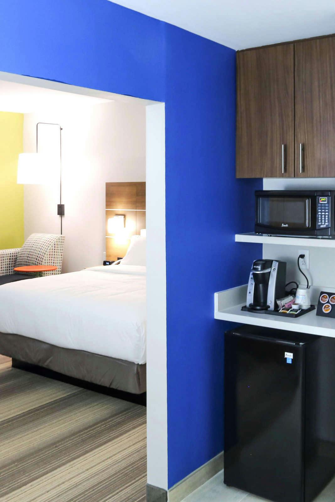 Hotel Holiday Inn Express & Suites Houston IAH - Beltway 8, an IHG Hotel photo 3