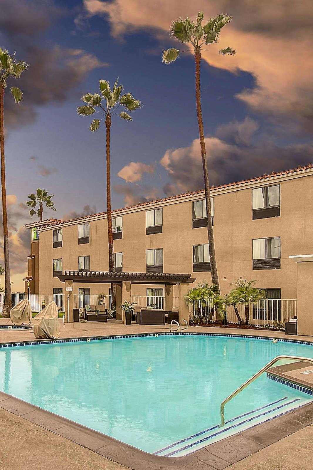 Hotel Holiday Inn Express Carlsbad Beach photo 1