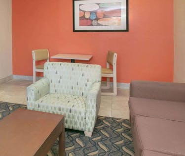 Days Inn Suites By Wyndham Arlington Near Six Flags Arlington